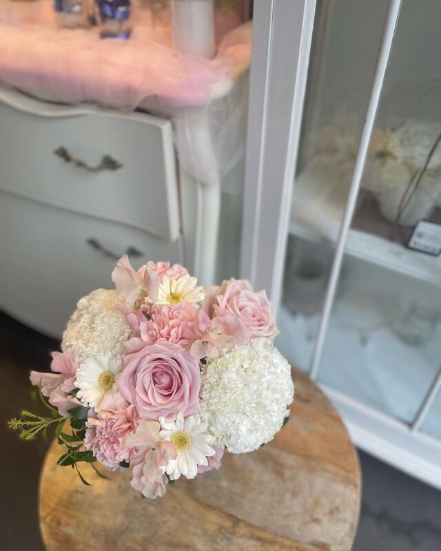 ナナフラワーズ銀座店です 

pink bouquet 🎀🤍

また 5月14日(日)は 『母の日』です💕 
母の日のご予約もお待ちしております

事前のご予約は
お電話、LINE、メールにて承っております

ナナフラワーズでは
お客様にご要望とご予算に合わせた
イメー ジで
一つ一つ丁寧にお作りします✨
⁡
⁡
🌹お電話での問い合わせ 
銀座店 : 03-6450-1178 （20時まで営業）
西新橋店 : 03-6809-1537
⁡
#nanaflowers #ナナフラワーズ #NANASフラスタ 
#母の日 #母の日ギフト #mothersday #花 #ブーケ  #プロポーズ #花束 #アレンジメント# プレゼント #arrangement #bouquet #ロンドンスタイル #結婚式 #東京花屋 #サプライズ #お祝い #お花のある暮らし #特別な日 #結婚記念日 #誕生日  #ギフト  #イベント#スワッグ#プリザーブドフラワー #銀座花屋#銀座二丁目