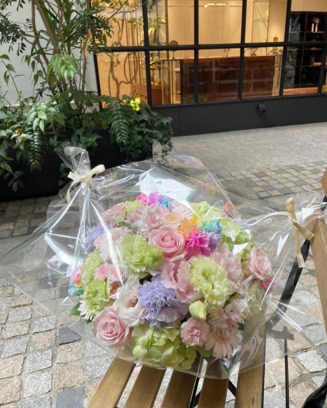 ナナフラワーズ銀座店です♥
⁡
 5月14日(日)は 『母の日』です💕 
母の日のご予約もお待ちしております
⁡
当日は大変混み合いますので、
ご予約いただくとスムーズにお渡しできます
またお好きなお花やカラーで束ねることができます💐
⁡
🌹お電話での問い合わせ 
銀座店 : 03-6450-1178 
西新橋店 : 03-6809-1537
⁡
#母の日 #カーネーション #nanaflowers #ナナフラワーズ #NANASフラスタ #はな #花 #ブーケ  #プロポーズ #花束 #アレンジメント# #rosé #プレゼント #arrangement #bouquet #ロンド ンスタイル #結婚式 #東京花屋 #ゼネラルストア #サプライズ #お祝い #お花のある暮らし #特別な日 #結婚記念日 #誕生日  #ギフト  #イベント#スワッグ #プリザーブドフラワー