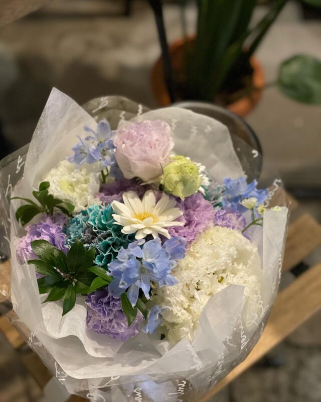 ナナフラワーズ銀座店です💙

先週10センチ程だったアマリリスが1週間で3倍に成長しました✨

本日は20時まで営業しております

⁡
 5月14日(日)は 『母の日』💐
ご予約をお待ちしております
⁡
当日は大変混み合いますので
ご予約をお勧め致します
⁡
🌹お電話での問い合わせ 
銀座店 : 03-6450-1178 
西新橋店 : 03-6809-1537
⁡
#母の日 #カーネーション #nanaflowers #ナナフラワーズ #NANASフラスタ #はな #花 #ブーケ  #プロポーズ #花束 #アレンジメント# #rosé #プレゼント #arrangement #bouquet #ロンド ンスタイル #結婚式 #東京花屋 #ゼネラルストア #サプライズ #お祝い #お花のある暮らし #特別な日 #結婚記念日 #誕生日  #ギフト  #イベント#スワッグ #プリザーブドフラワー