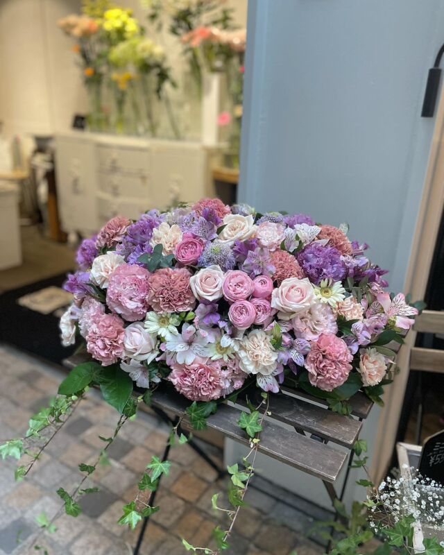 ナナフラワーズ銀座店です♥

本日25日は17:00にて閉店させていただきました🙇🏻‍♀️
⁡
 5月14日(日)は 『母の日』です💕 
母の日のご予約もお待ちしております
⁡
当日は大変混み合いますので、
ご予約いただくとスムーズにお渡しできます
またお好きなお花やカラーで束ねることができます💐
⁡
🌹お電話での問い合わせ 
銀座店 : 03-6450-1178 
西新橋店 : 03-6809-1537
⁡
#母の日 #カーネーション #nanaflowers #ナナフラワーズ #NANASフラスタ #はな #花 #ブーケ  #プロポーズ #花束 #アレンジメント# #rosé #プレゼント #arrangement #bouquet #ロンド ンスタイル #結婚式 #東京花屋 #ゼネラルストア #サプライズ #お祝い #お花のある暮らし #特別な日 #結婚記念日 #誕生日  #ギフト  #イベント#スワッグ#プリザーブドフラワー