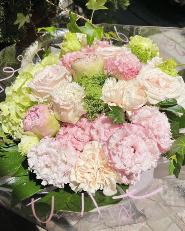 Nana flowers銀座店です💐💕
季節のお花【芍薬】を入れたbouquet💐💚💖

贈りものとしていかがですか❔🎁

本日は12:00〜20:00まで営業しております🧸

🌹お電話での問い合わせ 
銀座店 : 03-6450-1178 
西新橋店 : 03-6809-1537
⁡
#母の日 #カーネーション #nanaflowers #ナナフラワーズ #NANASフラスタ #はな #花 #ブーケ  #プロポーズ #花束 #アレンジメント# #rosé #プレゼント #arrangement #bouquet #ロンド ンスタイル #結婚式 #東京花屋 #ゼネラルストア #サプライズ #お祝い #お花のある暮らし #特別な日 #結婚記念日 #誕生日  #ギフト  #イベント#スワッグ#プリザーブドフラワー