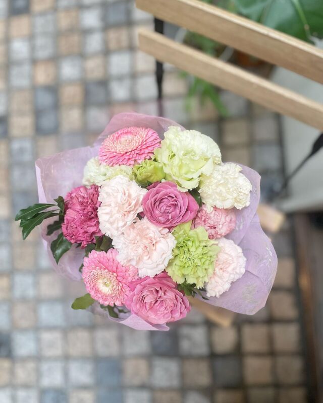 ナナフラワーズ銀座店です♥

今日はあいにくの雨模様で
足元が悪いなかご来店いただきありがとうございました✨

5月の毎週火曜日は
12:00〜17:00の営業時間となります🌼
⁡月曜日 定休日 その他の曜日は通常通り営業いたします
⁡
🌹お電話での問い合わせ 
銀座店 : 03-6450-1178 
西新橋店 : 03-6809-1537
⁡
 #nanaflowers #ナナフラワーズ #NANASフラスタ #はな #花 #ブーケ  #プロポーズ #花束 #アレンジメント# #rosé #プレゼント #arrangement #bouquet #ロンド ンスタイル #結婚式 #東京花屋 #ゼネラルストア #サプライズ #お祝い #お花のある暮らし #特別な日 #結婚記念日 #誕生日  #ギフト  #イベント#スワッグ#プリザーブドフラワー